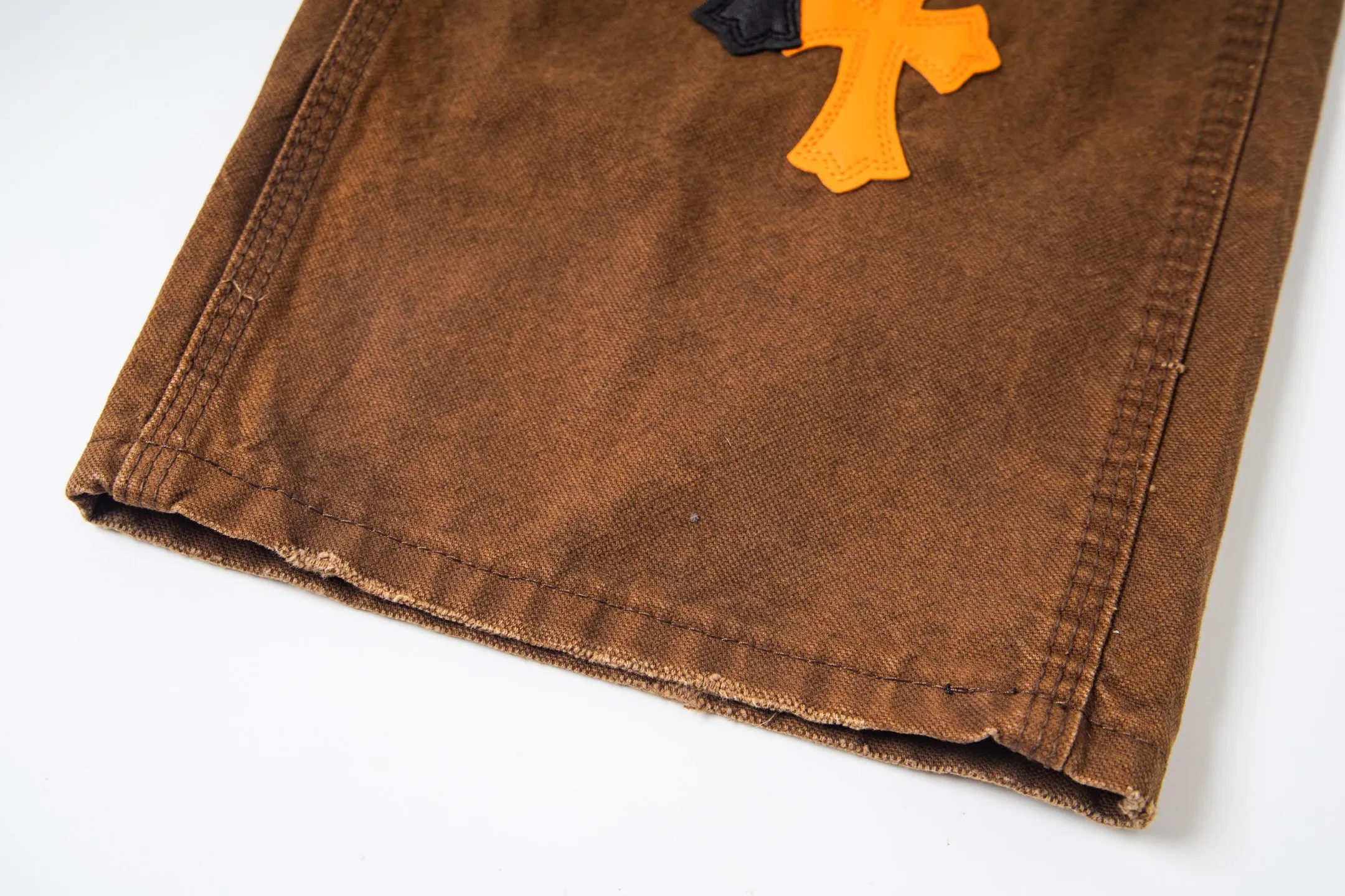 P290 Chrome Hearts Chrome Hearts Brown Logging Orange Multi-leather Jeans Multi-leather standard workwear jeans and jeans need to be washed and then disassembled and hand-stitched with sheepskin cross leather and then spliced to complete. The whole process is too complicated to describe. About Chrome Hearts This is an extremely luxurious fashion brand that can also be called the nobility of the high street. It has always been an exclusive brand for some hipsters or the second generation of rich people. Compared with ordinary high streets, it is more luxurious and noble. Compared with luxury brands, it is more fashionable and individual. It has always been a brand that I have a special liking for. Style number: 1787# Color: Brown Size: 28 30 32 34 36